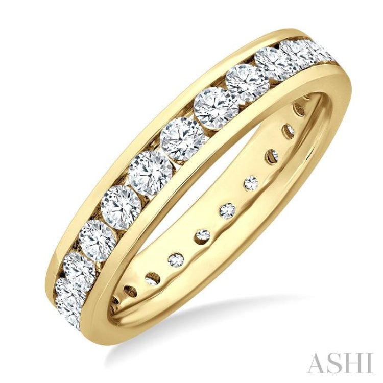 1 1/2 Ctw Channel Round Cut Diamond Eternity Wedding Band in 14K Yellow Gold